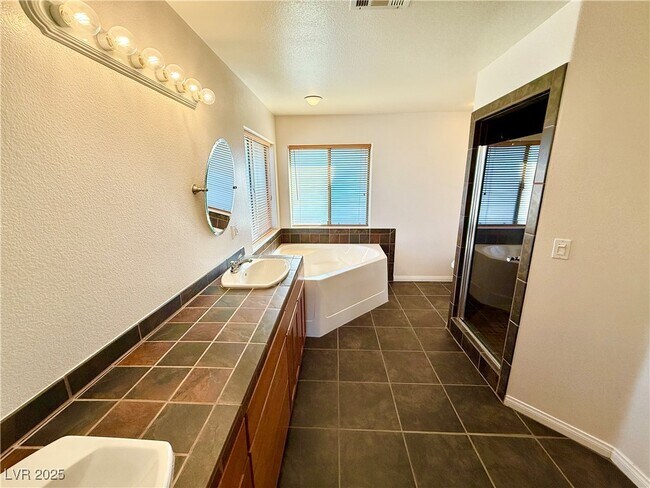 Building Photo - 1100 Dollar St