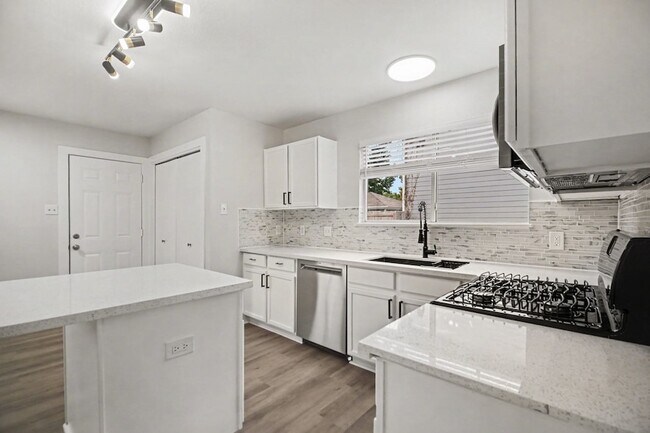 Building Photo - 431 Laurel Timbers Dr