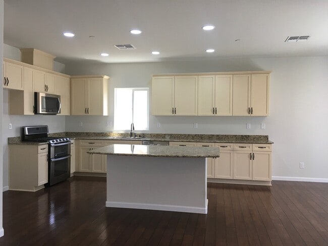Building Photo - This immaculate single story 4Bedrooms, 2....