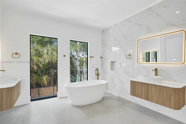 Building Photo - 1825 NE 26th Ave