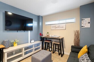 Building Photo - 320 N 13th Pl
