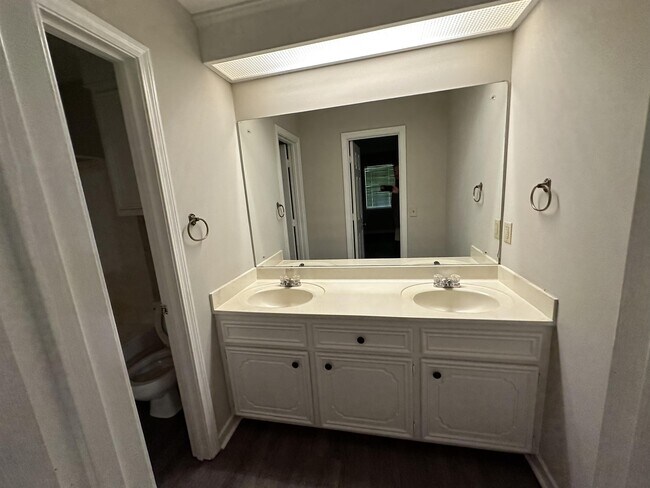 Building Photo - 108 Briarmeade Dr