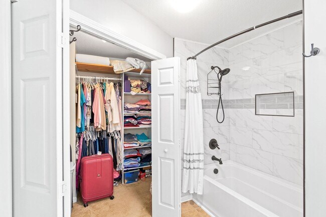 Building Photo - Pet Friendly in Rossview!