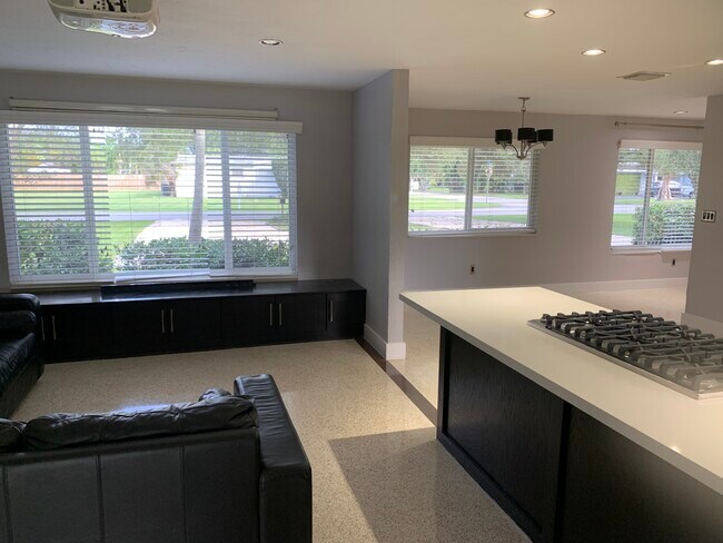 Building Photo - 10790 SW 88th Ave