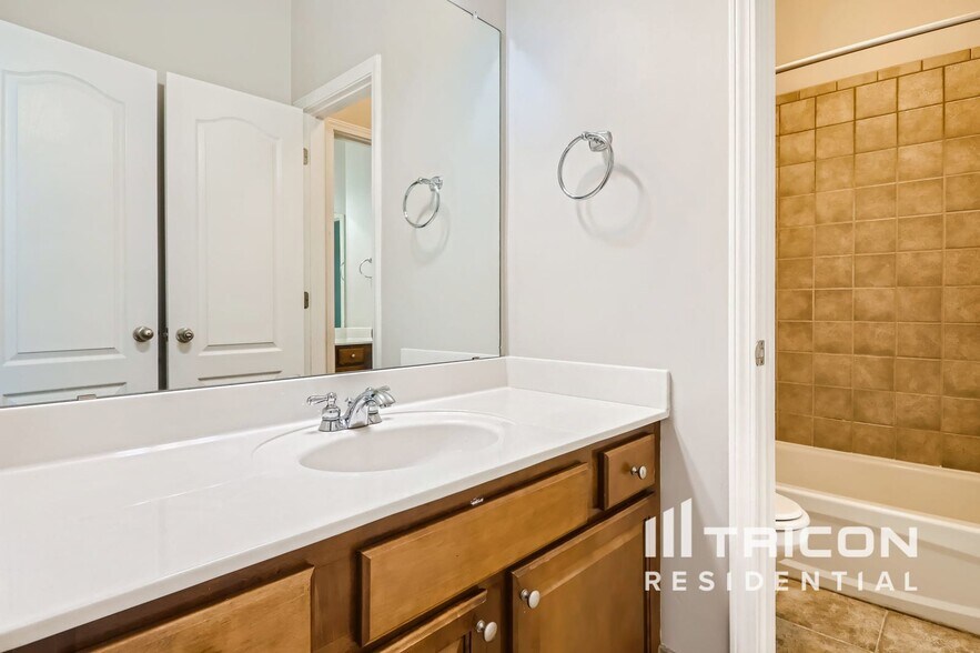 Building Photo - 3620 Little Spring Dr