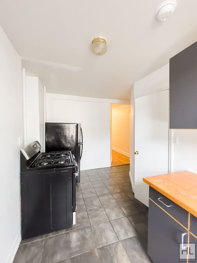 Building Photo - Spacious Bushwick 2-Bed 1-Bath / Maria Her...