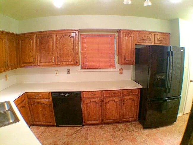 Building Photo - Charming 4 Bedroom 2.5 Bath Home In RISD!