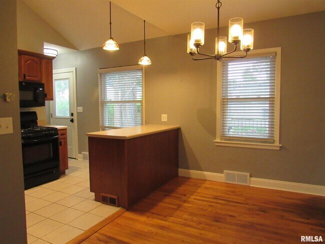 Building Photo - 1126 W Lombard St