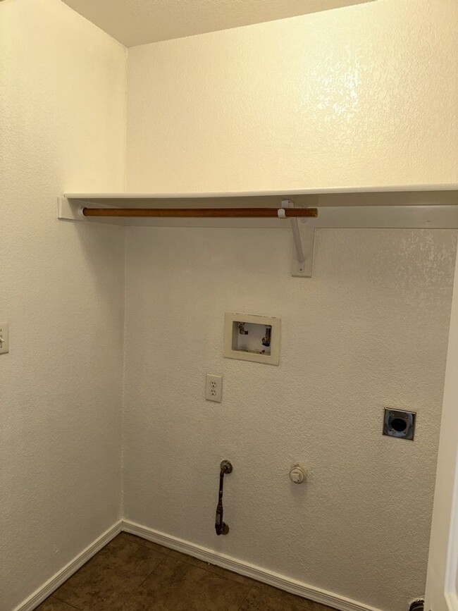 Building Photo - Unfurnished Full Time