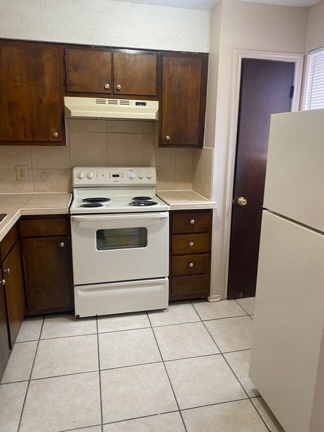 Primary Photo - 2 bedroom 2 bath town home in a gated comm...