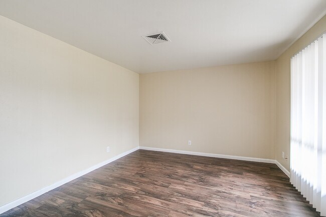 Building Photo - 5755 Oakham St