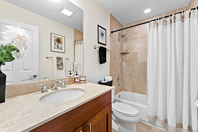 Building Photo - 3056 N Clybourn Ave