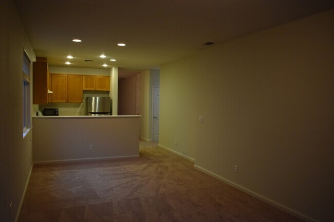 Building Photo - 570 Barclay Way