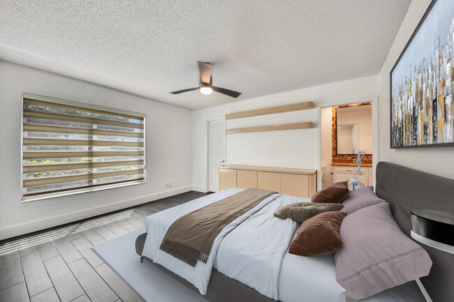 Building Photo - 5529 Lakeview Mews Terrace