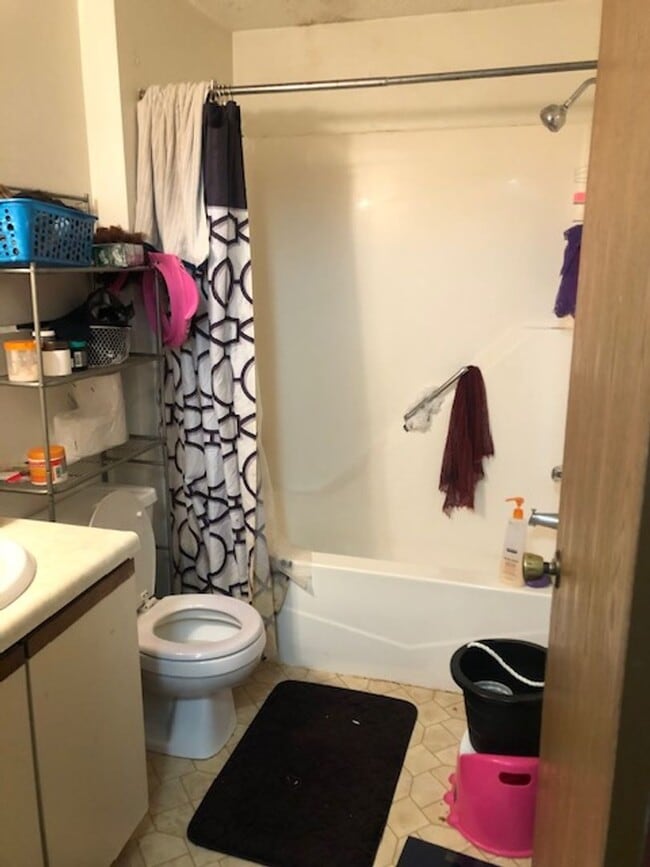 Building Photo - 2 Bedroom Condo Available 2026