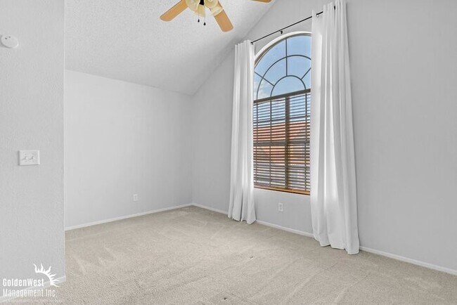 Building Photo - Bright 2Bdm 2.5Ba Townhome at Villa de Paz!