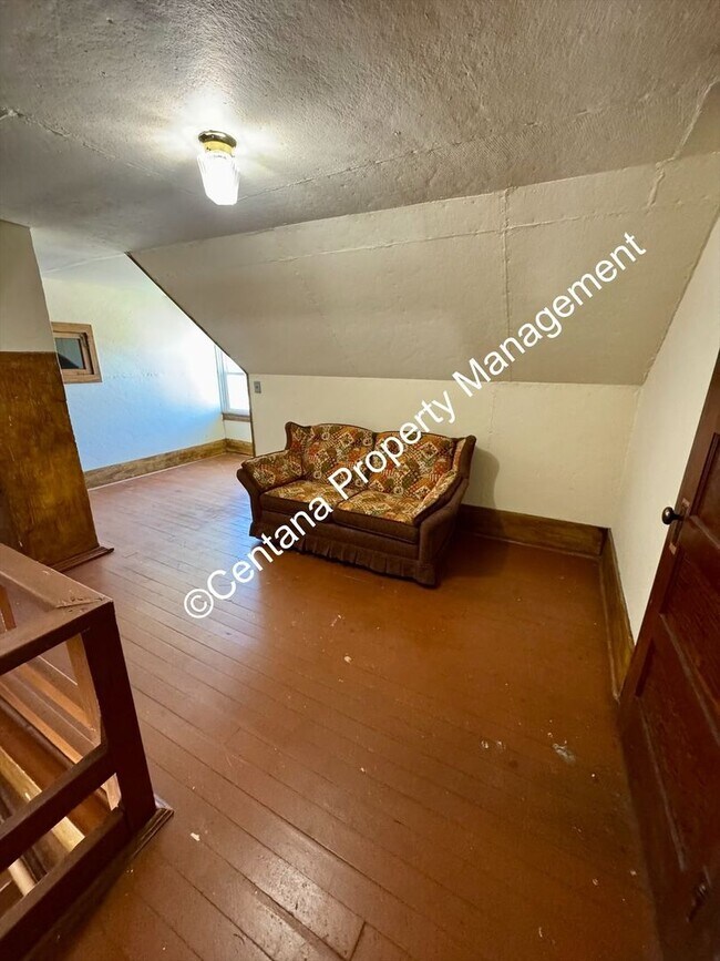 Building Photo - Huge 3 bedroom house with 2 bonus rooms an...