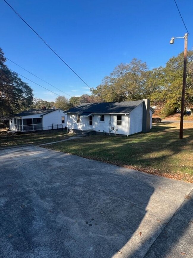 Building Photo - Tons of curb appeal! Close to downtown Spa...