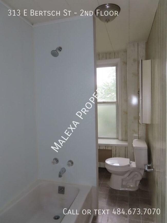 Building Photo - 313 E Bertsch St