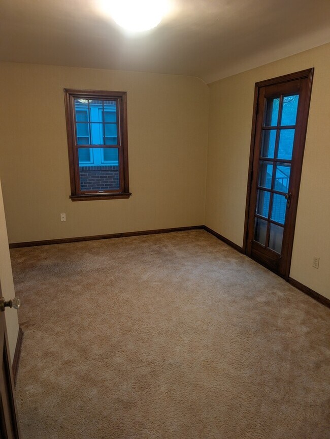 Building Photo - Single family home with access to Lake Eerie!