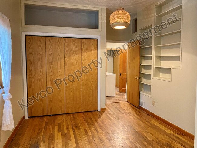 Building Photo - Remarkable Old Town House
