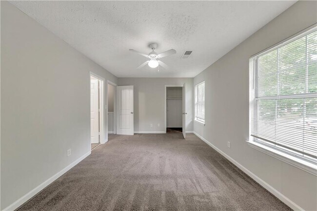 Building Photo - 1008 Huntington Trce SE