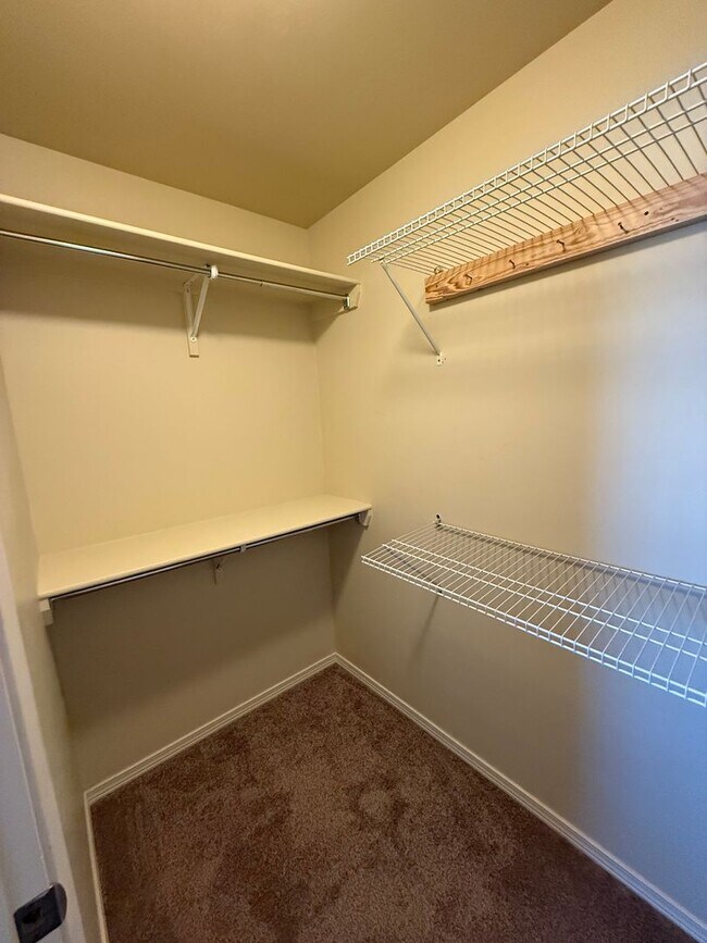 Building Photo - Charming 3BD/2.5BA with Garage in Legends West - Available Now!