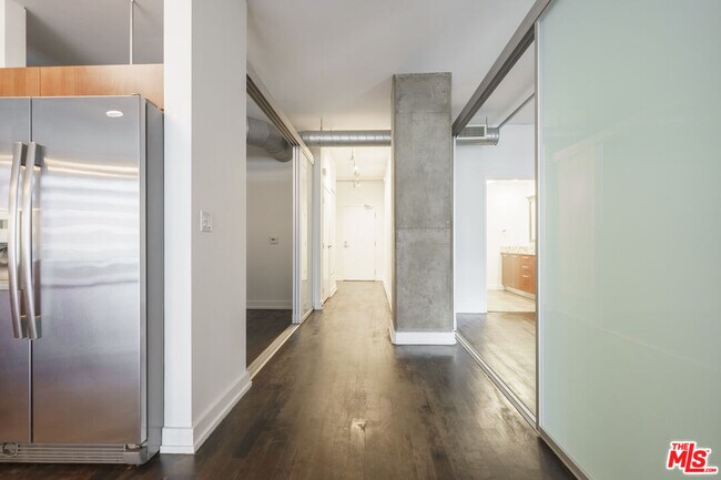 Building Photo - 645 W 9th St