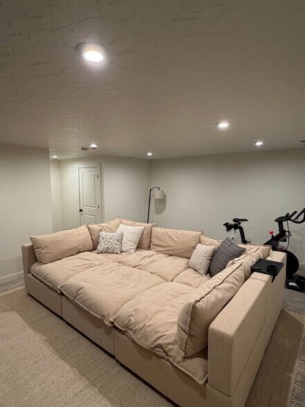 Building Photo - 9362 N