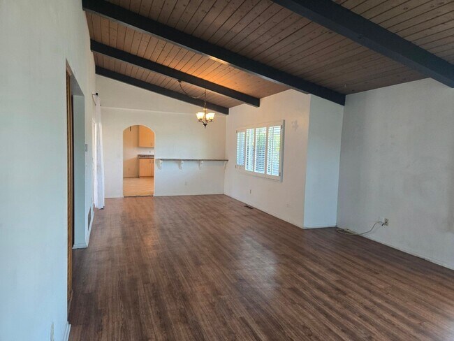 Building Photo - SDSU / College Area 6 bedrooms with 4 baths split-level home.