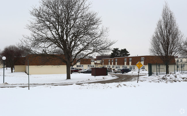 Building Photo - Six Nations Square