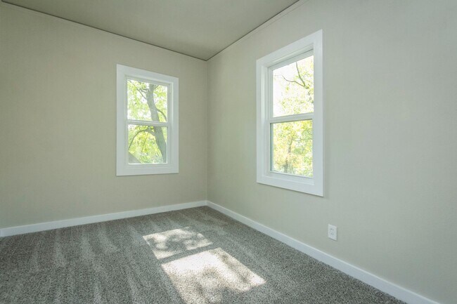 Building Photo - 2 Bedroom for Rent in Des Moines