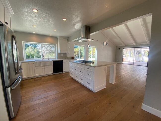 Building Photo - 4 Bedroom Encinitas home with Views!