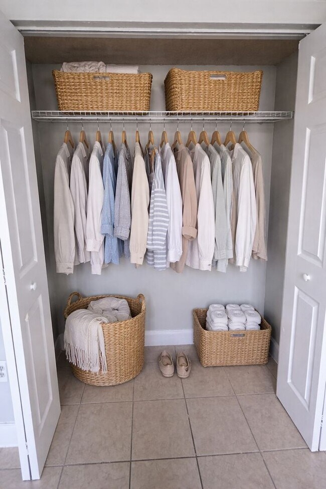 Building Photo - LARGE 3 BED/2.5 BA IN CORAL SPRINGS! Up to 3-Months Off!