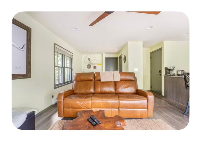 Building Photo - Charming 1BR Condo in Kenmore in forest se...