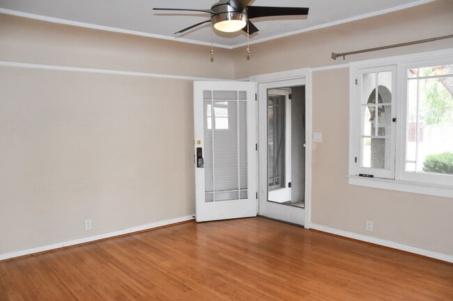 Building Photo - Palm (817-819)