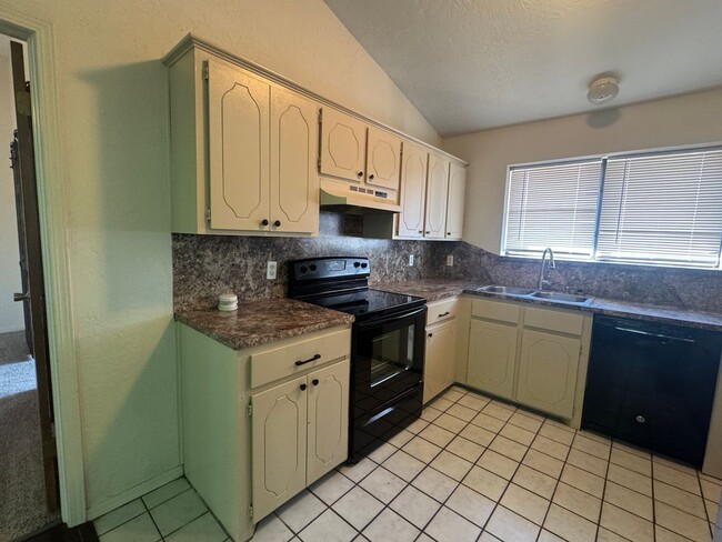 Building Photo - 3912 SW Parkridge Blvd