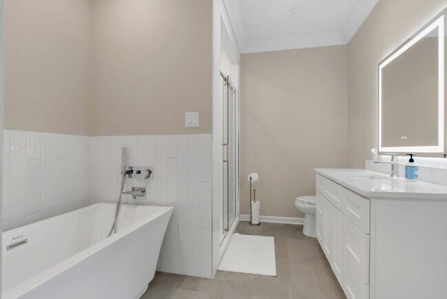 Building Photo - 2 Bedroom, 2 Full Bathroom Condo in a Gated Keowee Key Community