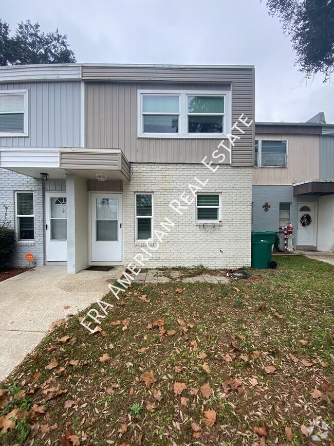 Building Photo - Close to shopping, dining and beaches!