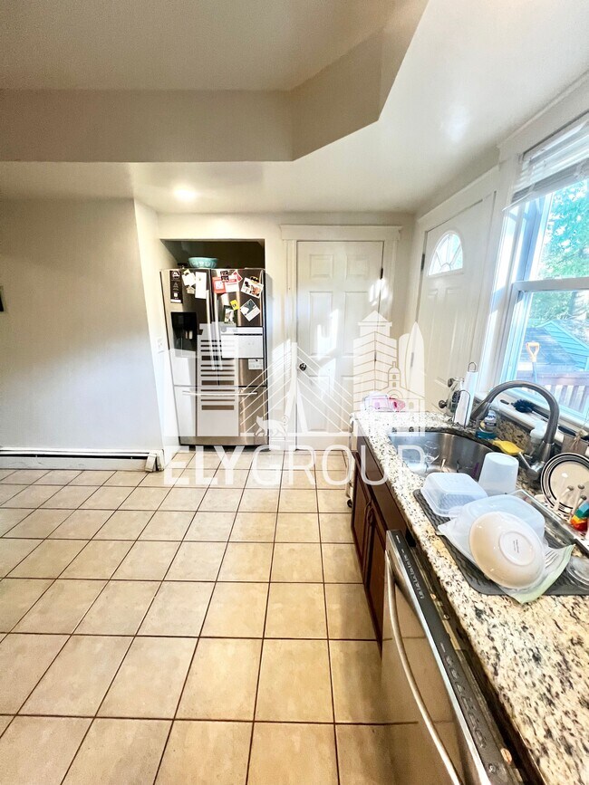 Building Photo - 165 Sharon St