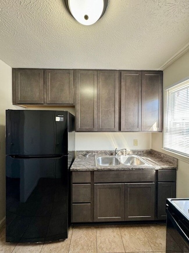 Building Photo - Two Bedroom Apartment for Rent