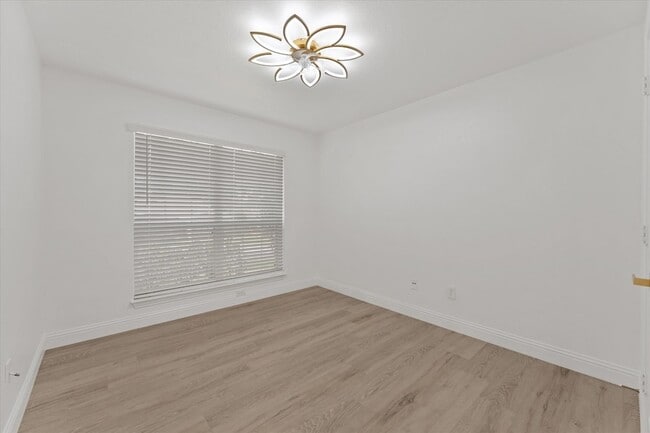 Building Photo - 322 Hillcroft Dr