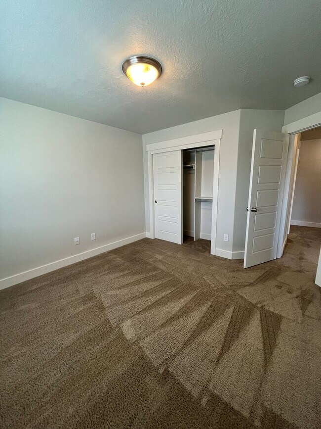 Building Photo - Spacious 3 Bed, 2.5 Bath Townhome in Pleasant Grove