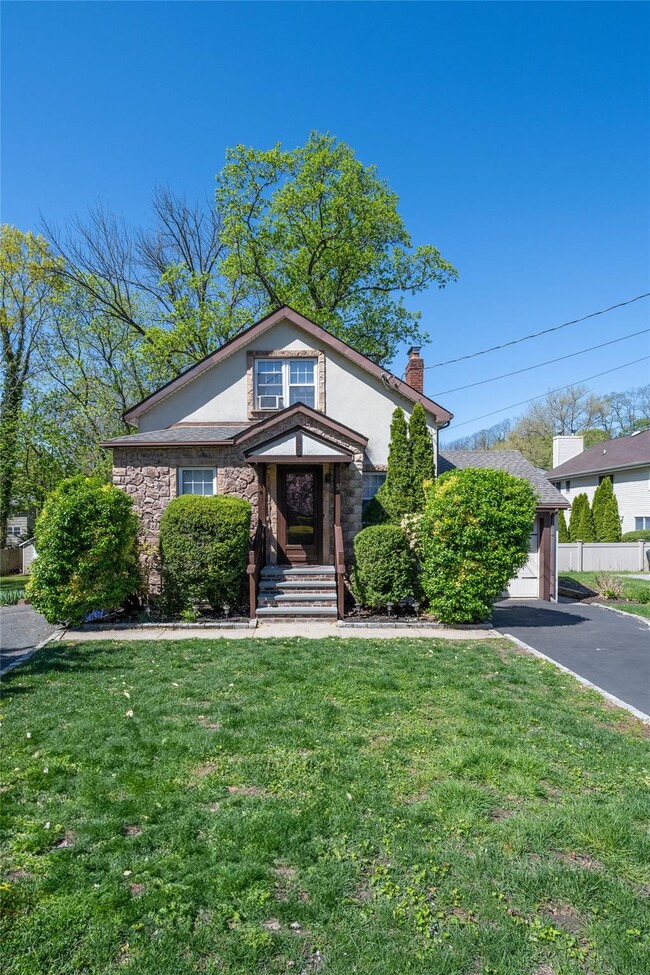 Building Photo - 3 Woodmere Ln