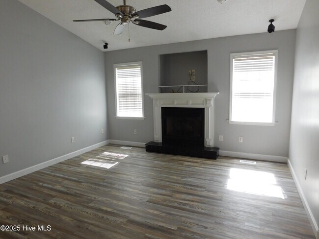 Building Photo - 305 Gibbs Rd