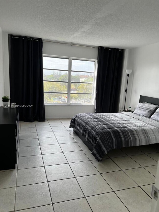 Building Photo - 4164 Inverrary Dr