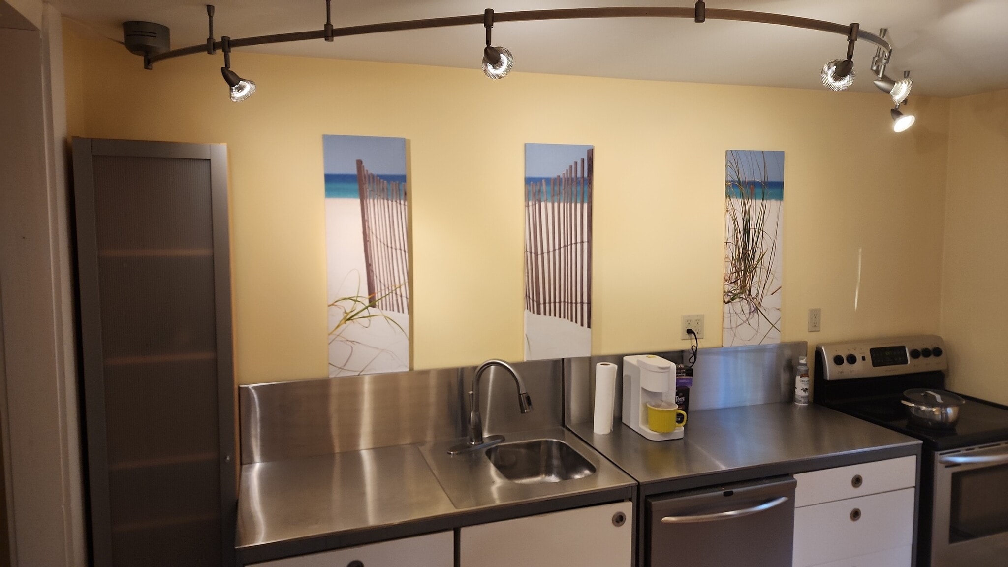 Stainless steel countertops , refrigerator , dishwasher and oven. - 1216 NH Route 175