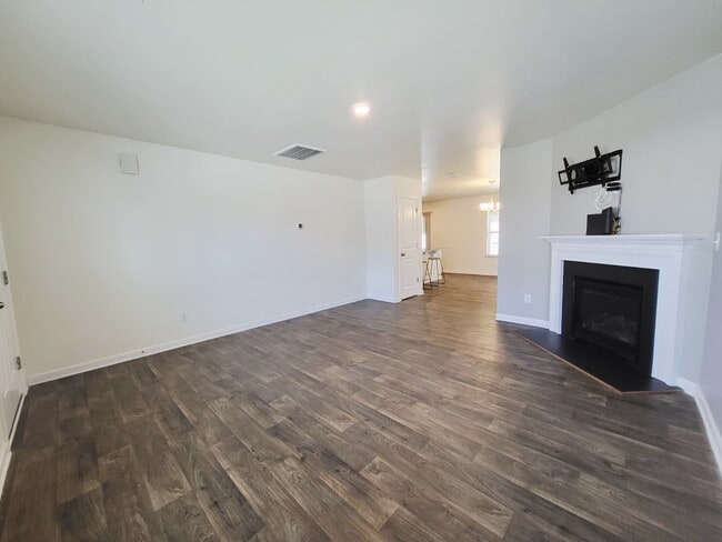 Building Photo - 597 Bloomover St