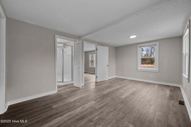 Building Photo - "Charming 4-Bedroom Home with 2 Full Baths on Murrill Hill Road – Your Perfect Jacksonville Retre...