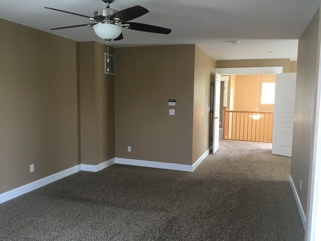 Building Photo - Gorgeous Stapleton Townhome!